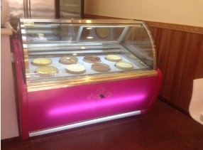 “集万千宠爱于一身”的<冰激凌展示柜>光彩夺目